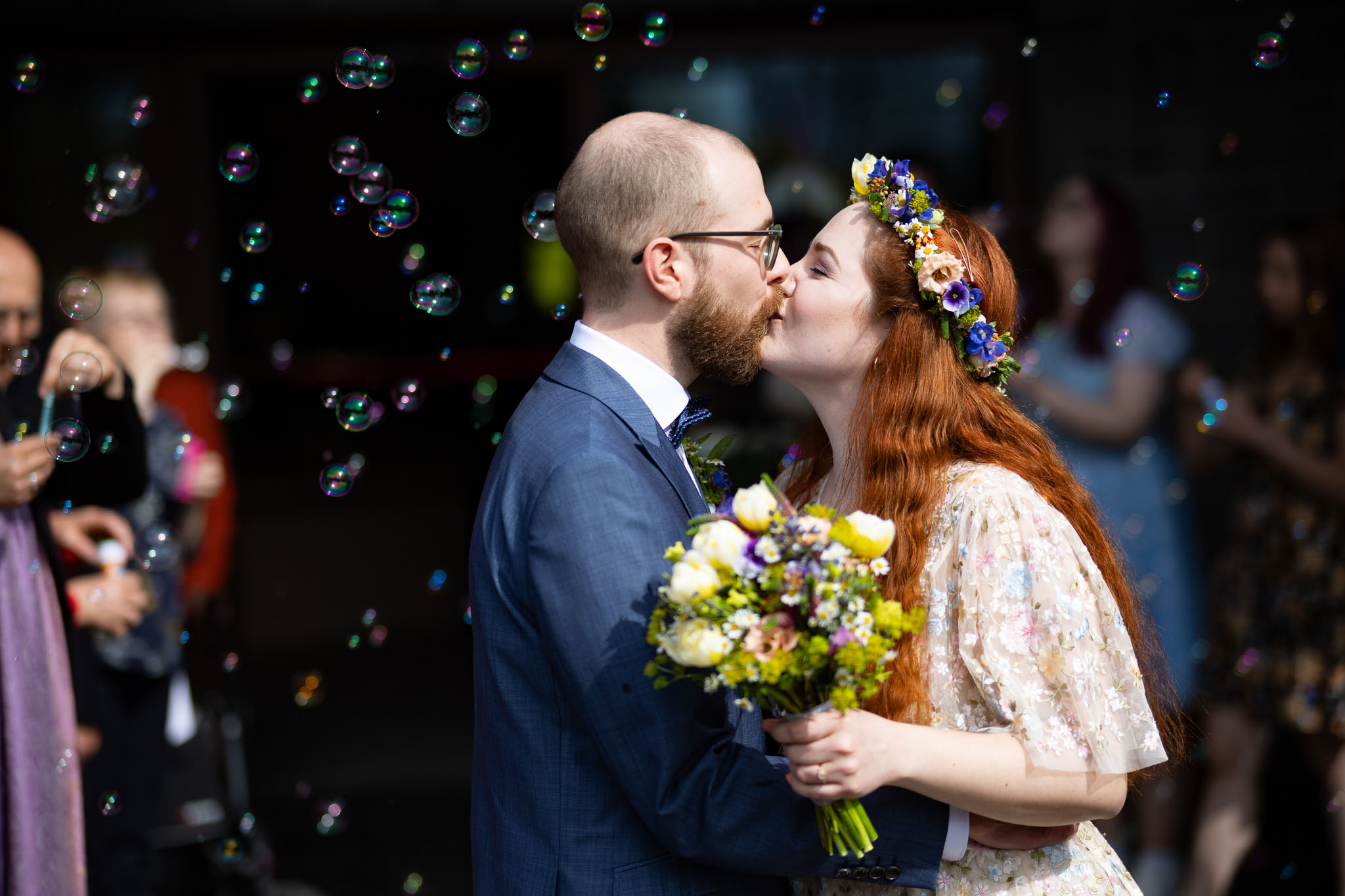 Hochzeitsfotografie am Herkules Kassel, Bergpark Wilhelshöhe, Brautpaar mit Seifenblasen