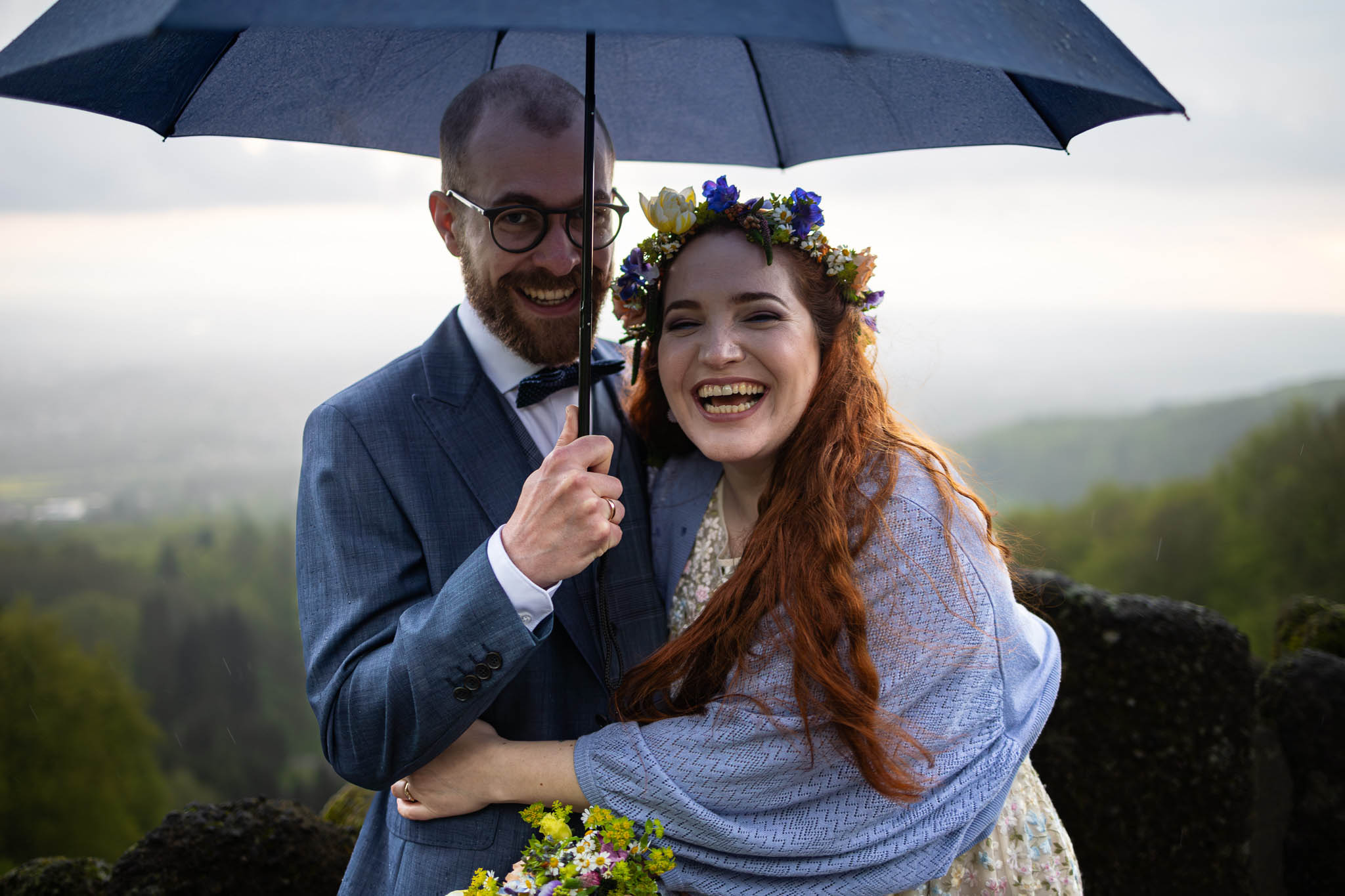 Hochzeitsfotografie am Herkules Kassel, Bergpark Wilhelshöhe, Brautpaar mit Regenschirm